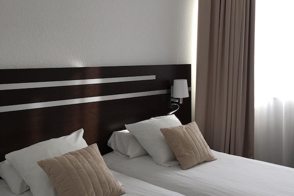 Premium bedding, desk, blackout drapes, soundproofing