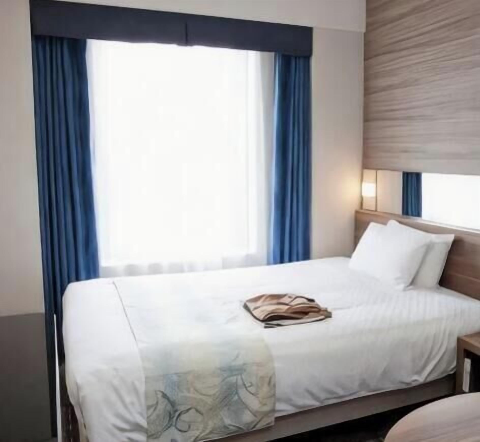 Espacio para trabajar con laptop y cortinas blackout 
