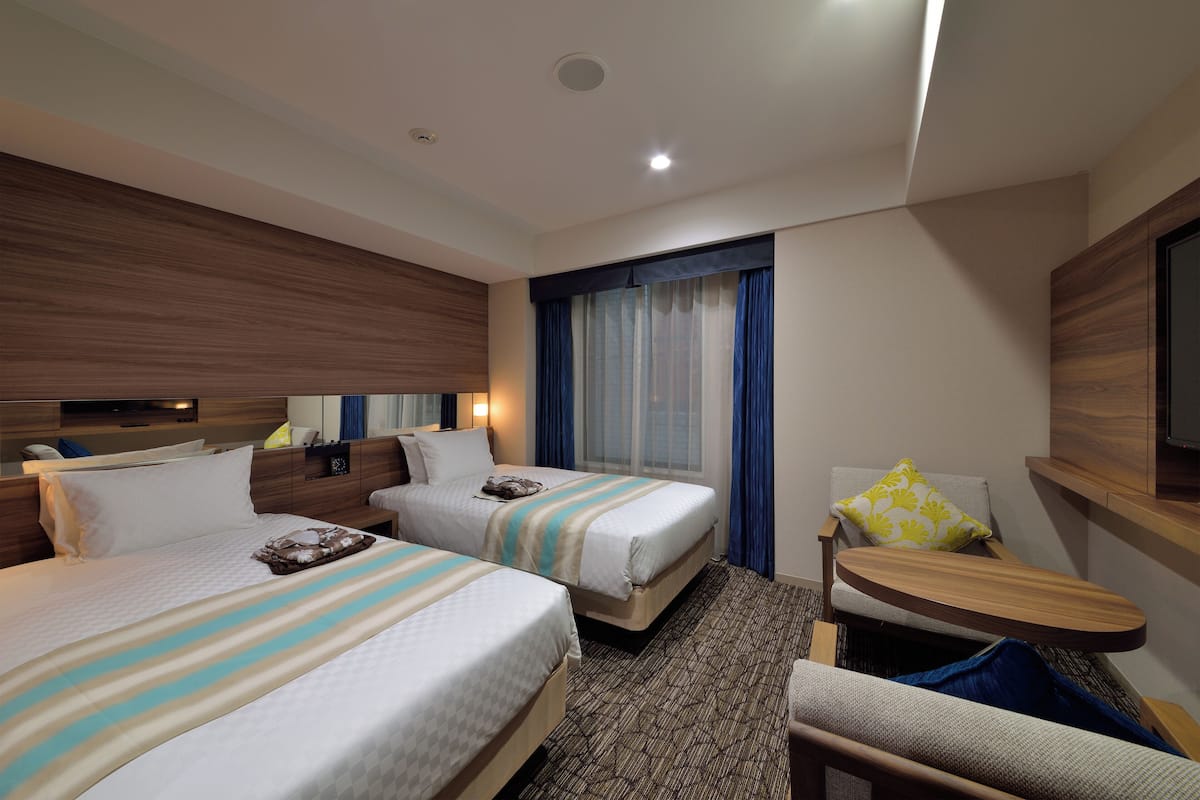 1 dormitorio, espacio para trabajar con un portátil, cortinas opacas