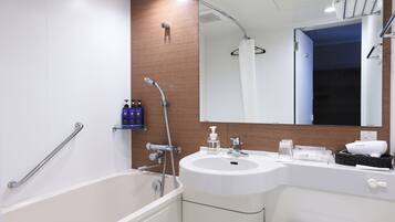 Kombinasi shower/bathtub, bathtub besar, dan perlengkapan mandi gratis