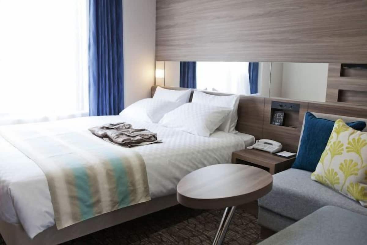 Laptop workspace, blackout curtains, iron/ironing board, free WiFi