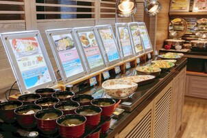每日供應自助早餐 (費用另計)