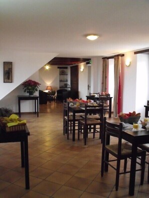 Esmorzar diari continental (10.00 EUR per persona) 