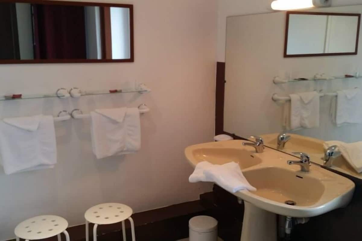 superior double room, sea view | bathroom | free toiletries, towels