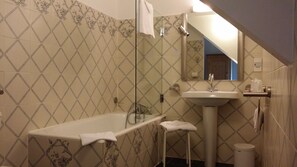 Chambre Prestige double, vue sur la mer | Salle de bain | Articles de toilette (gratuits), serviettes fournies