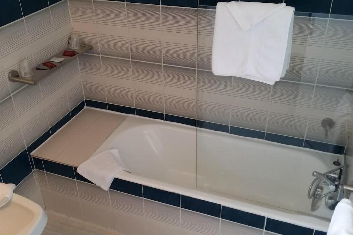 family quadruple room, garden view | bathroom | free toiletries, towels