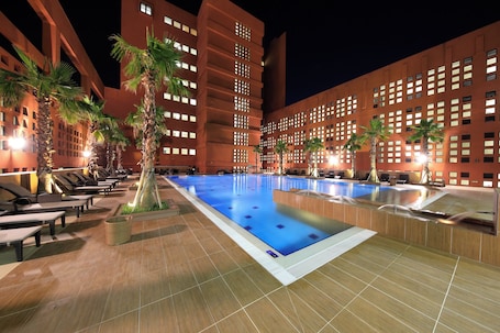 Una piscina techada, una piscina al aire libre de temporada