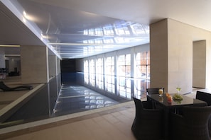Indoor pool, seasonal outdoor pool, pool loungers - Booyoung Hotel & Resort (Seogwipo)