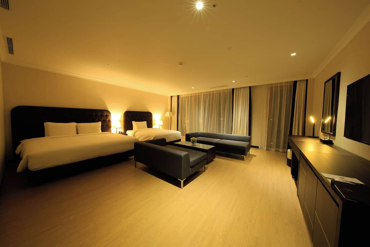 Hollywood | Down duvets, in-room safe, desk, blackout curtains