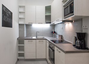 Appartement, 1 chambre (Goldilocks) | Cuisine privée | Réfrigérateur, micro-ondes, cafetière/bouilloire, bouilloire électrique