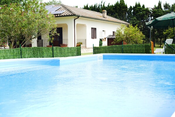 En säsongsöppen utomhuspool