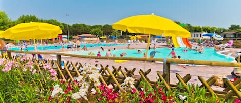 Una piscina al aire libre de temporada