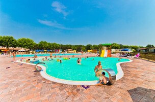 Una piscina al aire libre de temporada
