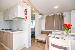 Frigorífico, microondas, placa de cocina y utensilios de cocina