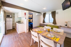 Refrigerador, microondas, placa de cocina, utensilios de cocina