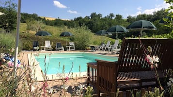 Piscina stagionale all'aperto, ombrelloni da piscina, lettini