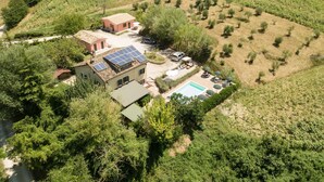 Une maison dotée de panneaux solaires, d’une piscine et d’un jardin.