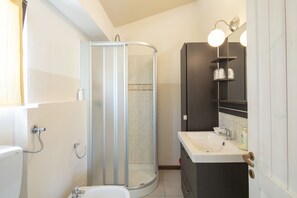 Familienstudio, Mehrere Betten, Küche, Gartenblick | Badezimmer | Kostenlose Toilettenartikel, Haartrockner, Bidet, Handtücher