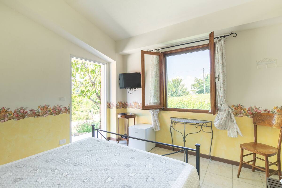Eenvoudige tweepersoonskamer | Italiaanse Frette-lakens, luxe beddengoed, donsdekens