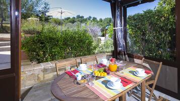 Petit déjeuner buffet (7.00 EUR par personne)