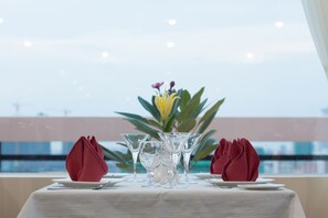 Restaurante con mesas al aire libre 