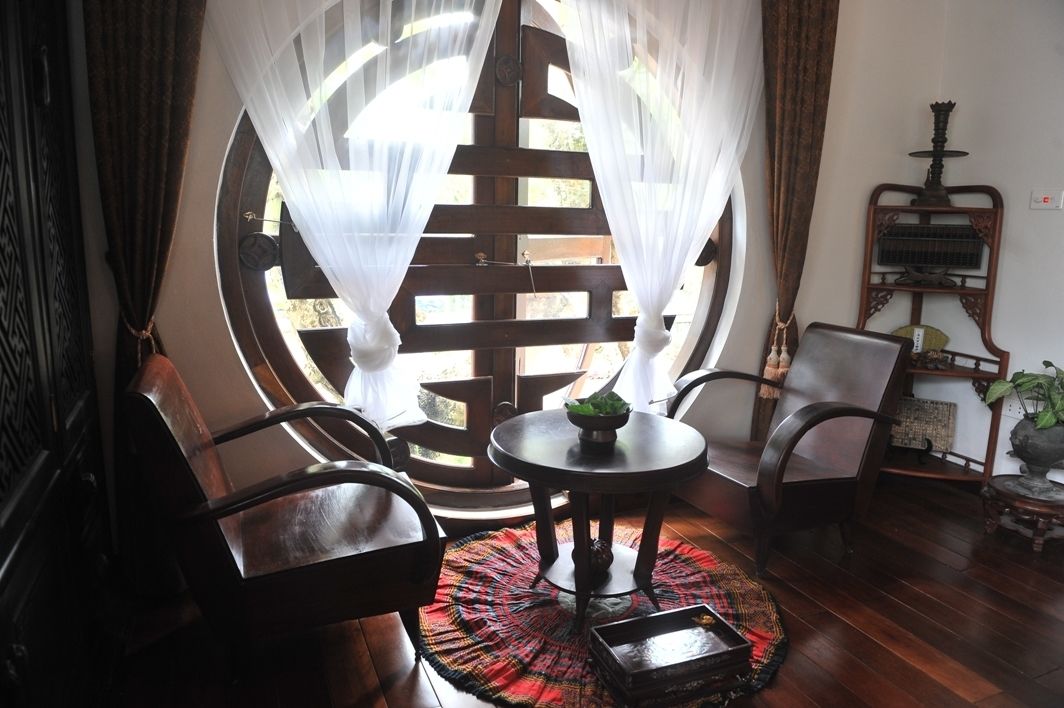 40-inch flat-screen TV with digital channels, TV, fireplace