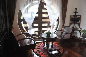 40-Zoll-Flachbildfernseher mit Digitalempfang, Fernseher, Kamin