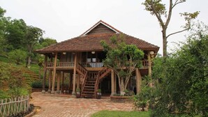 Shared Stilt House | 住宿正面
