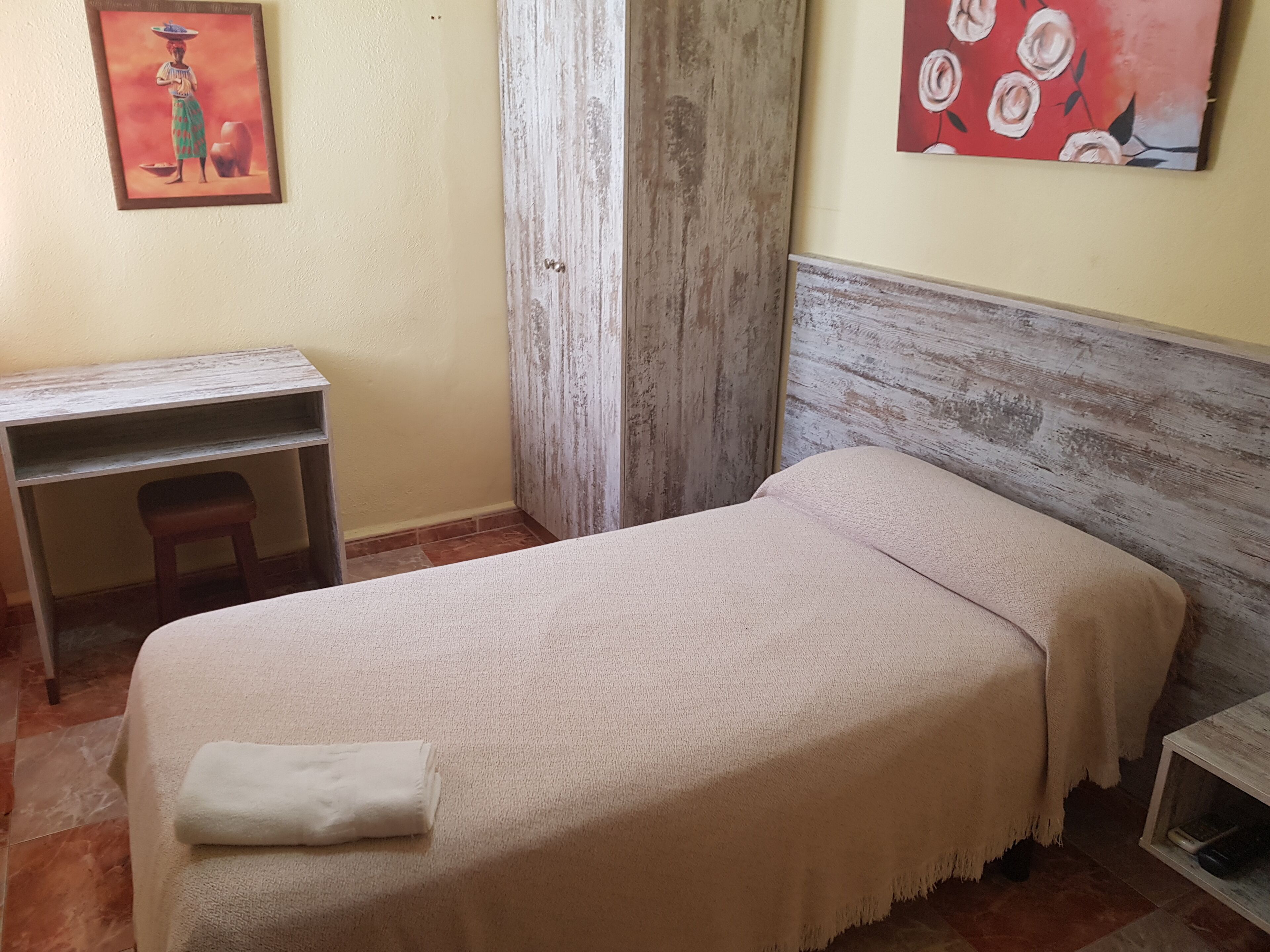Une pièce comprenant un lit, un bureau et une chaise.