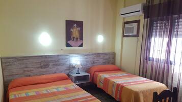 Kamar Keluarga | Meja kerja, Wi-Fi gratis, dan seprai linen