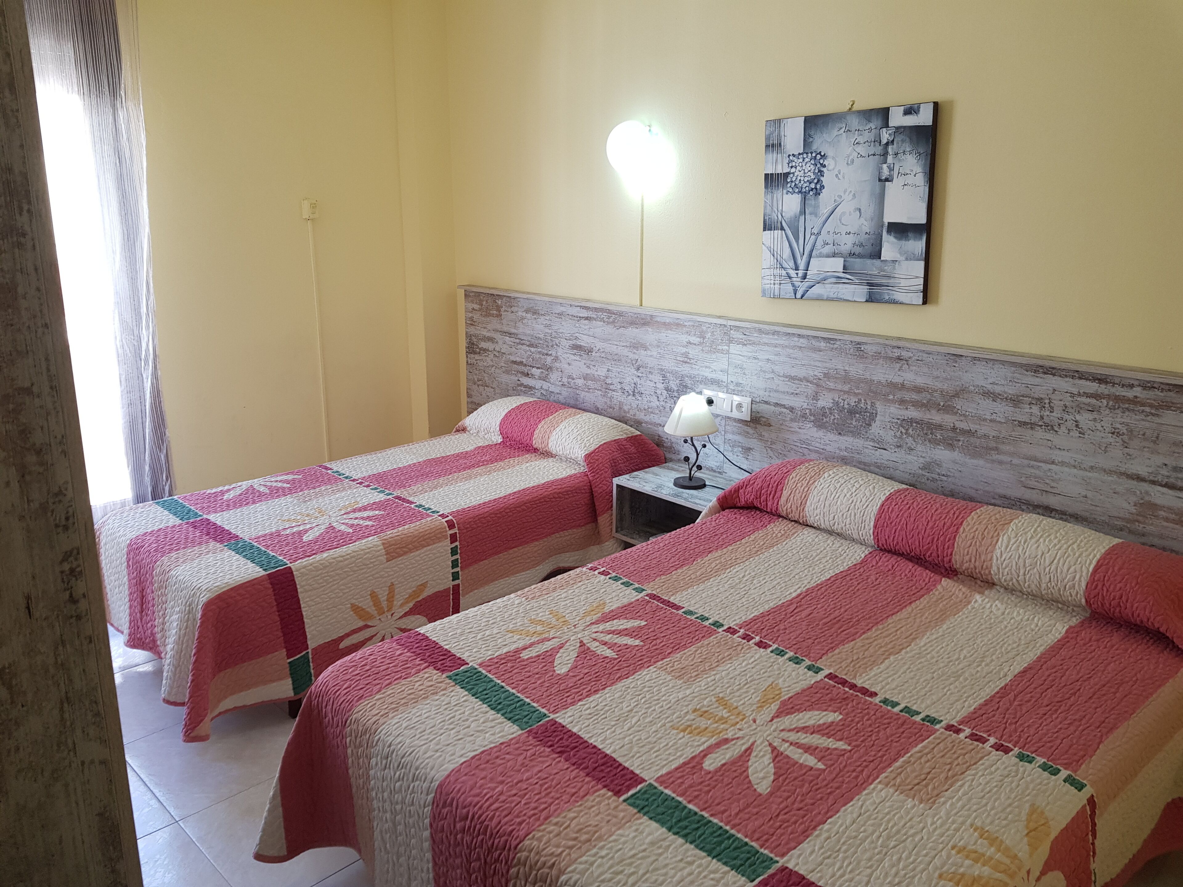 Driepersoonskamer | Een bureau, gratis wifi, beddengoed