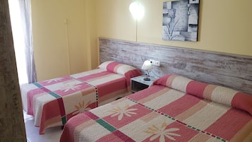 Driepersoonskamer | Een bureau, gratis wifi, beddengoed