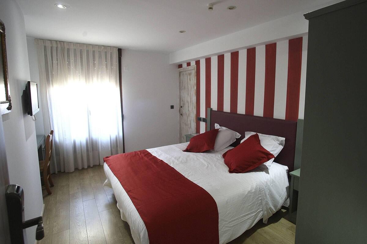 In-room safe, desk, laptop workspace, soundproofing