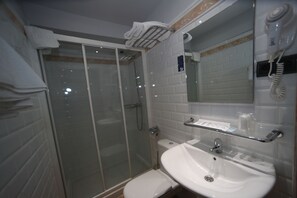 Habitación cuádruple familiar, balcón | Baño | Artículos de higiene personal gratuitos, secador de pelo y toallas