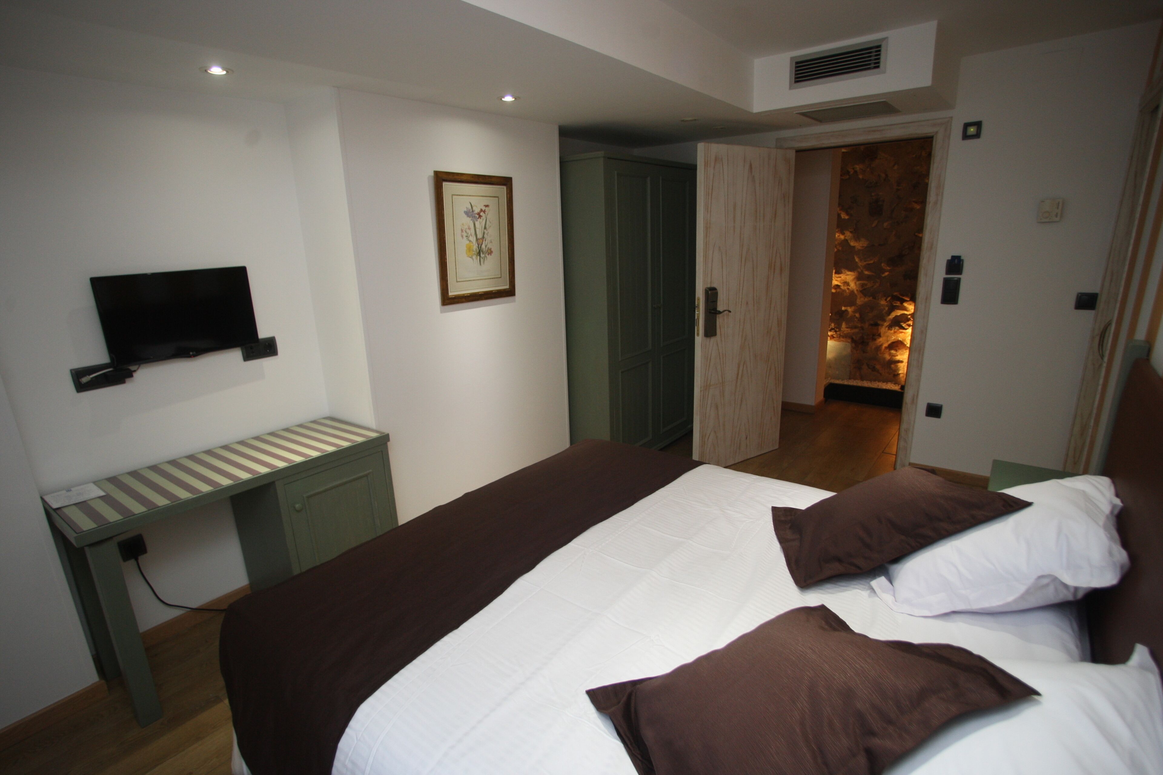 Coffres-forts dans les chambres, décoration personnalisée, bureau