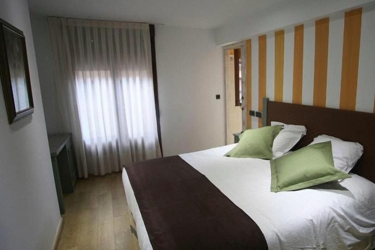 In-room safe, desk, laptop workspace, soundproofing