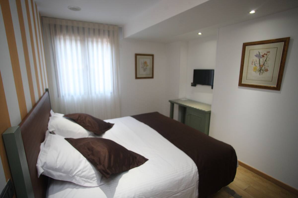 Double Room, 1 Double or 2 Twin Beds | In-room safe, desk, laptop workspace, soundproofing