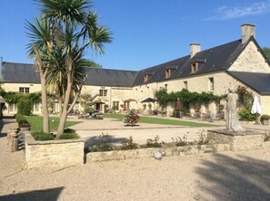 Courtyard - Domaine Utah Beach (Sainte-Marie-du-Mont)