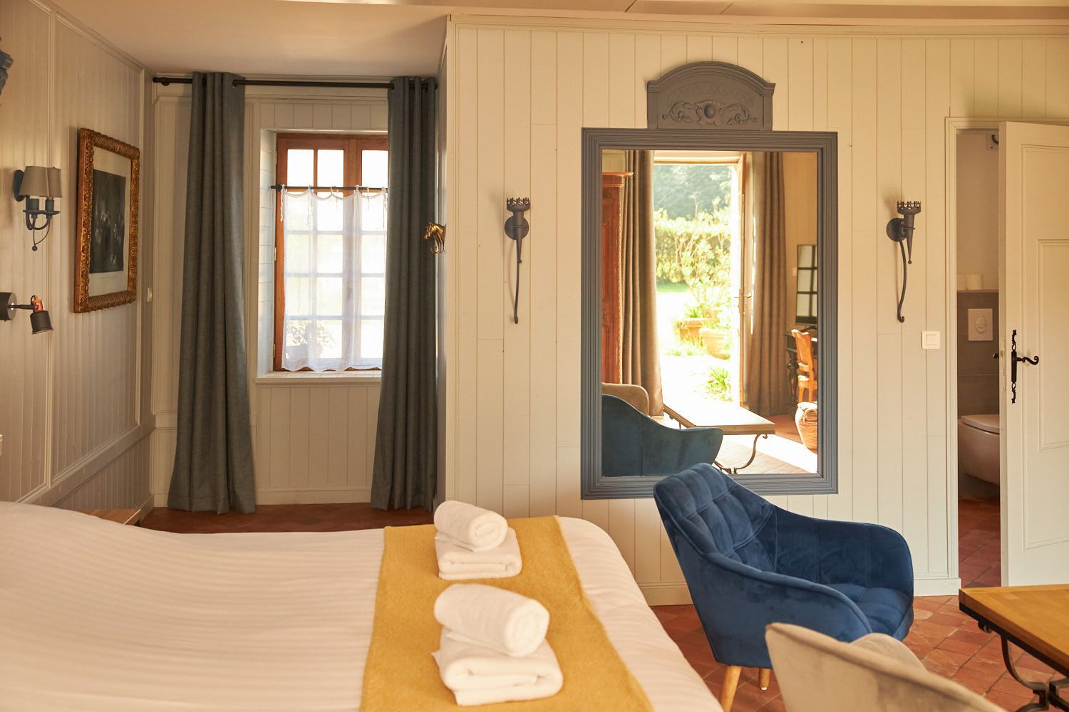 deluxe room, 1 king bed | 1 bedroom, desk, free wifi, bed sheets