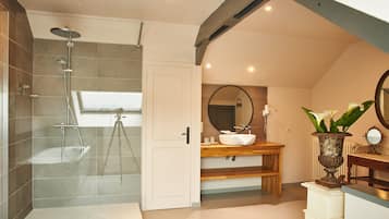 Superior kamer | Badkamer | Gratis toiletartikelen, een haardroger, handdoeken