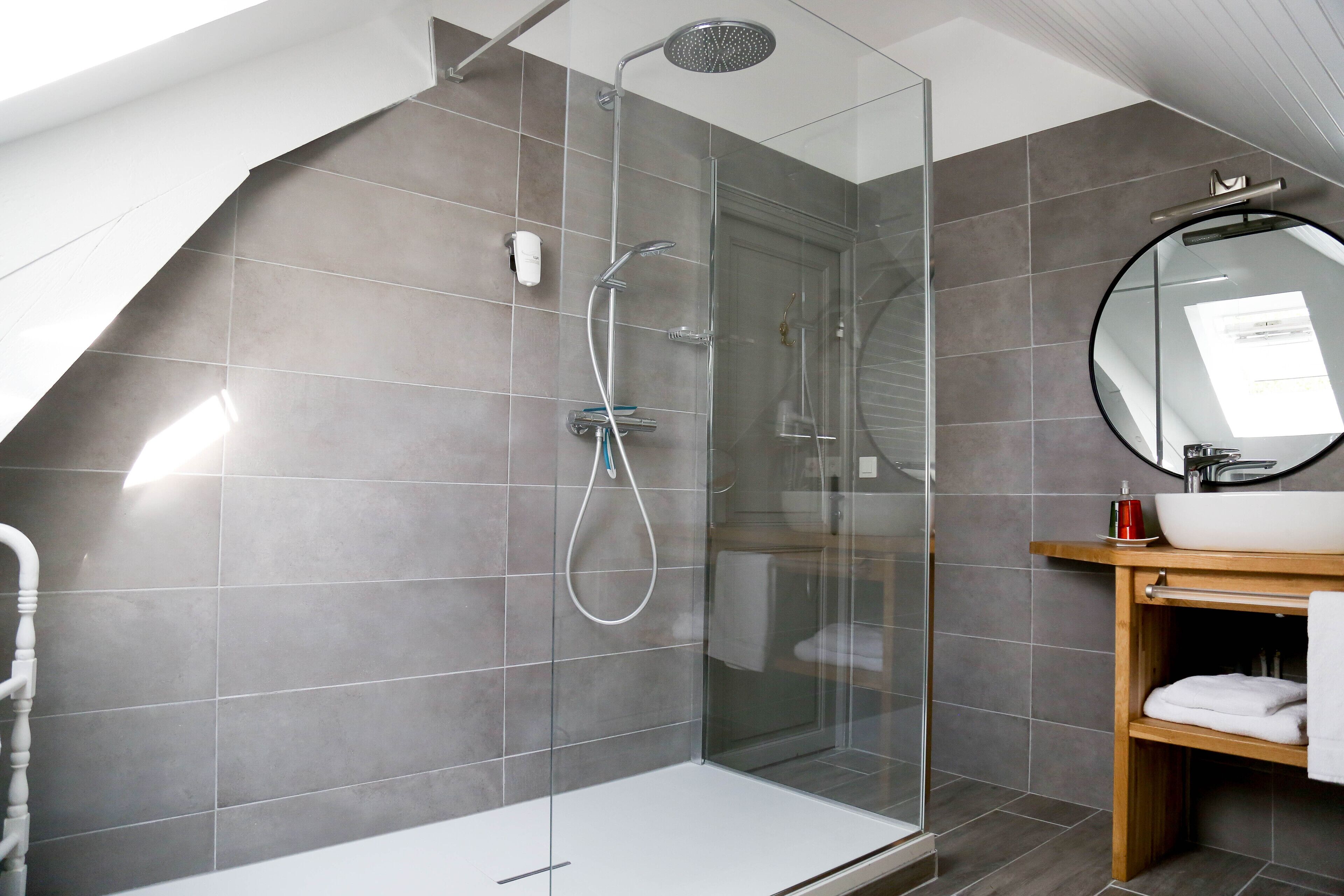 superior room | bathroom | free toiletries, hair dryer, towels