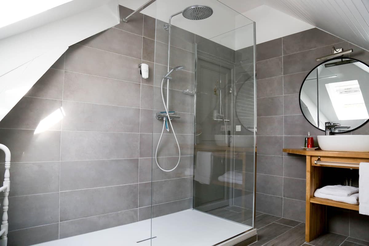 superior room | bathroom | free toiletries, hair dryer, towels