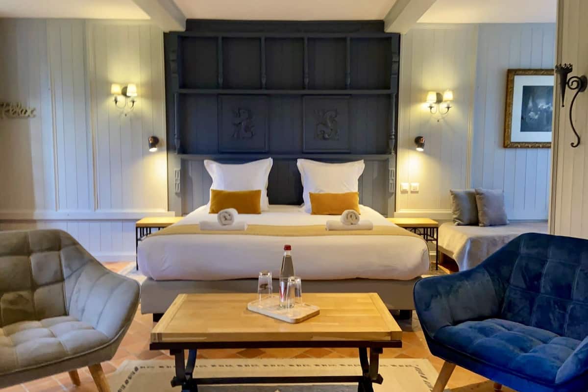 deluxe room, 1 king bed | 1 bedroom, desk, free wifi, bed sheets