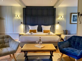 Escritorio, wifi gratis y ropa de cama