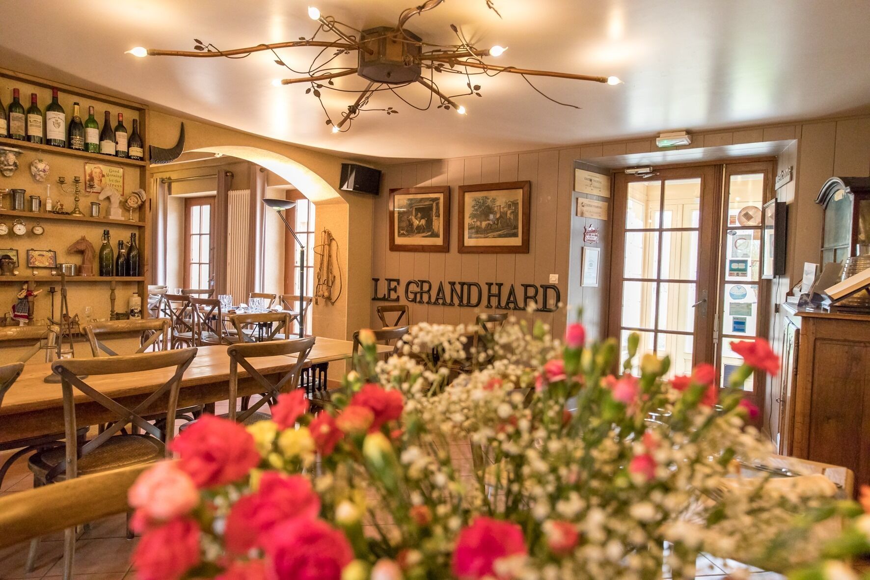 Serveert lunch en diner, lokale gerechten