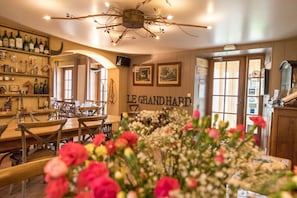 Mittagessen und Abendessen, lokale Küche