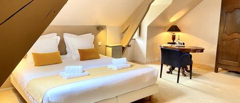 Habitació superior | Escriptori, wifi gratuïta i roba de llit