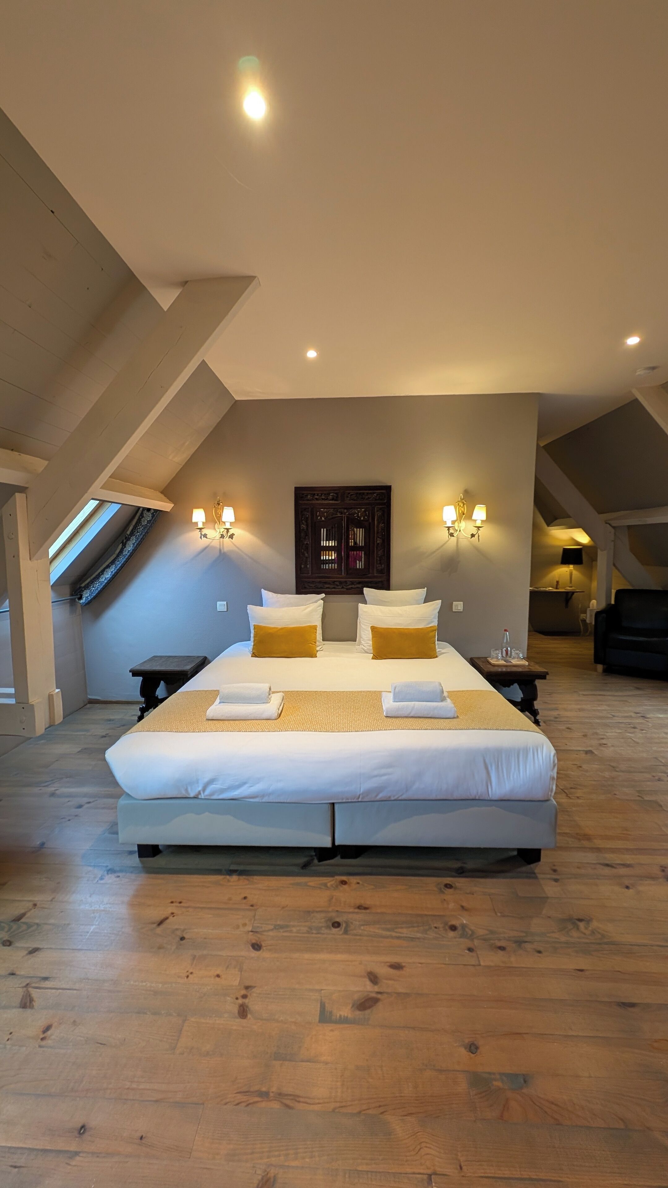 Desk, free WiFi, bed sheets