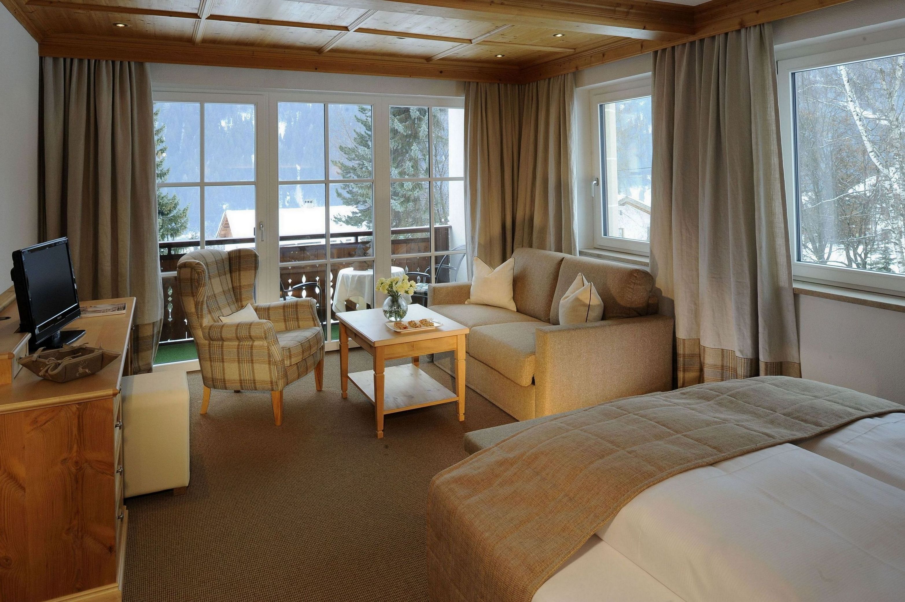 Suite Junior, balcon, vue montagne | Literie de qualité supérieure, couette en duvet d'oie, minibar