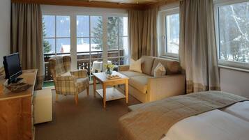 Suite Junior, balcon, vue montagne | Literie de qualité supérieure, couette en duvet d'oie, minibar